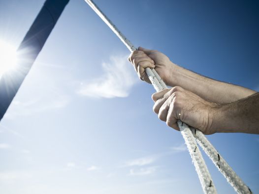 Ausrollen der Fock bei schönem Wetter - Sicherheit für Insassen