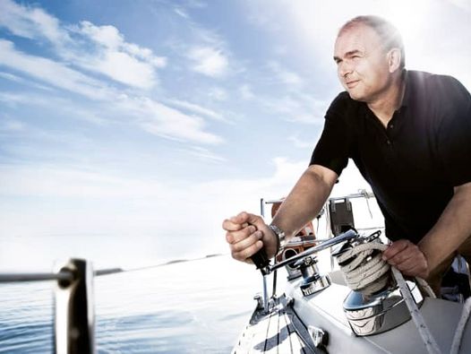 Geschäftsführer Andreas Medicus kurbelt Winsch auf einem Segelboot