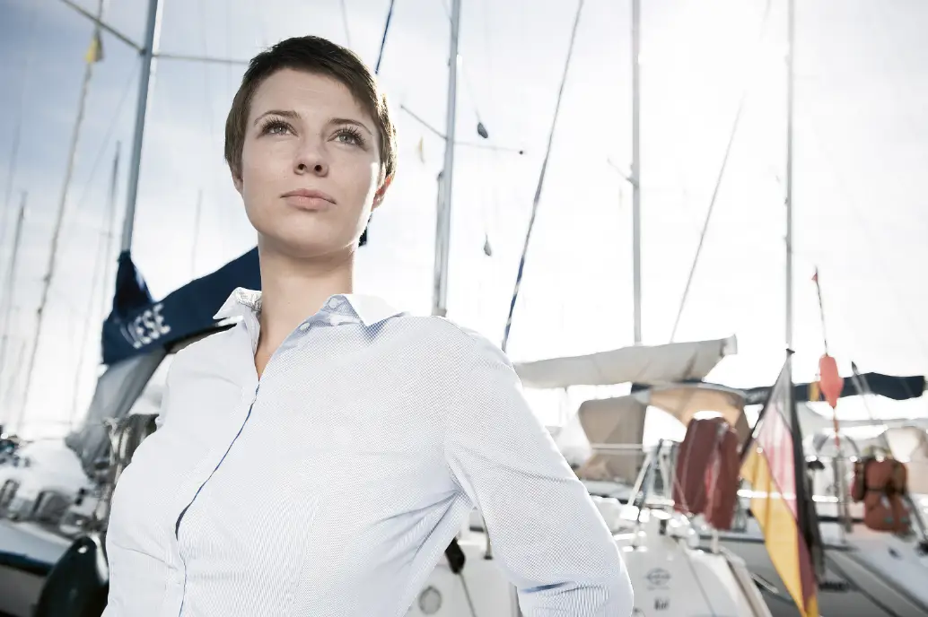 Charterspezialistin Katja Pilski Sender hält eine Yachtversicherung-Beratung in maritimer Umgebung