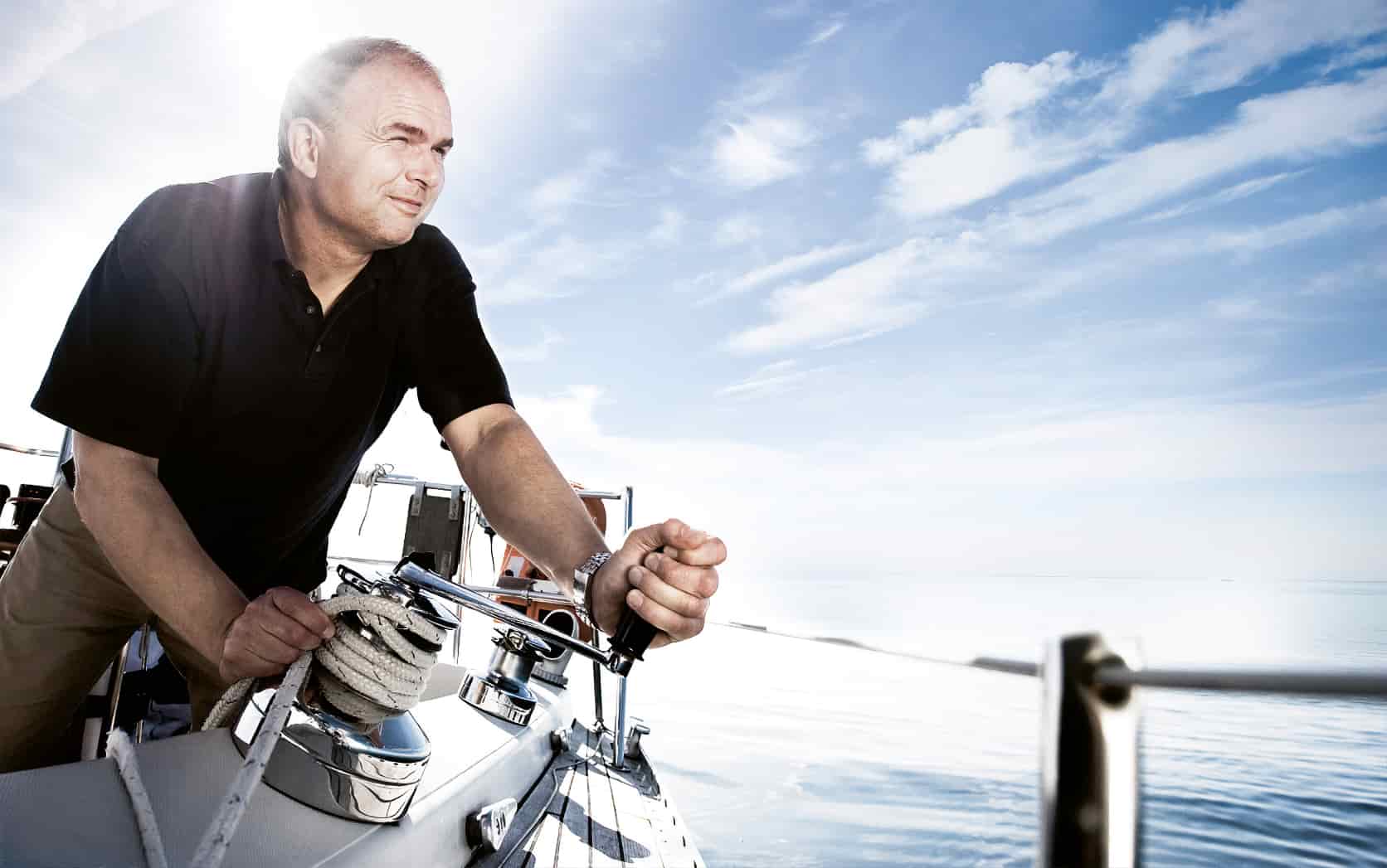 Andreas Medicus holt mit der Winsch das Vorsegel dicht