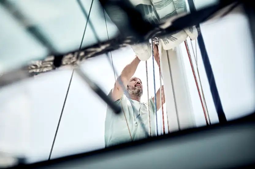 Berufsskipper kontrolliert Takelage an Bord einer Segelyacht