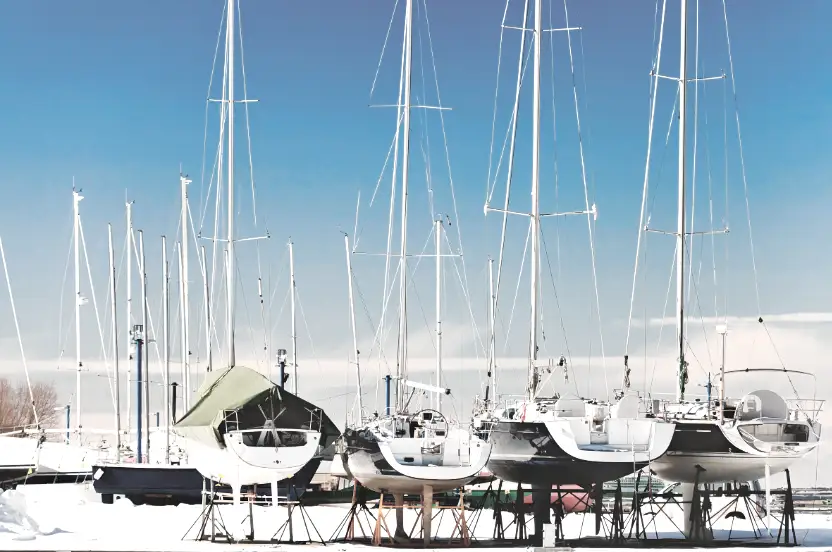 Segelyachten im Hafen vertäut – Charterflotte nebeneinander am Steg