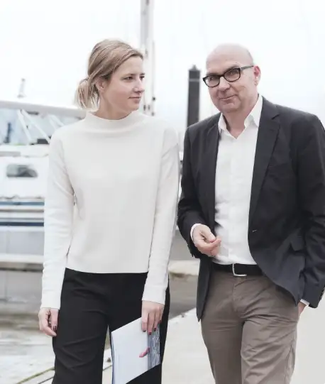 Anna-Elisabeth Missal und Volker Reichelt am Hafen – Yacht- und Charterversicherung Schomacker