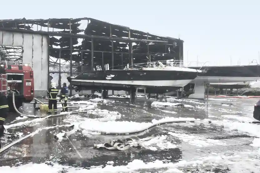 Segelyachten an Land auf Ständern in Werft- oder Yachtlager